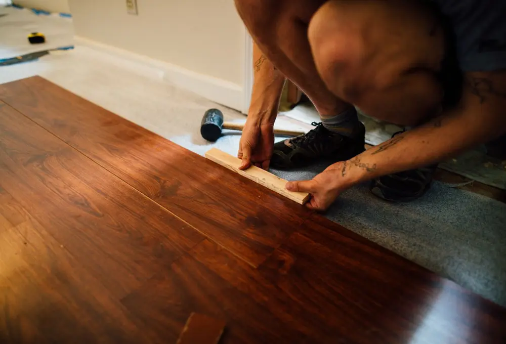 Installer fitting laminate flooring planks